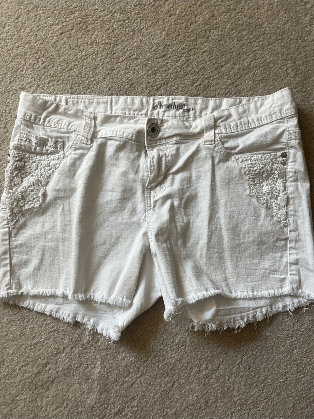 Amethyst Jeans White Women's Denim Shorts with Frayed Hem